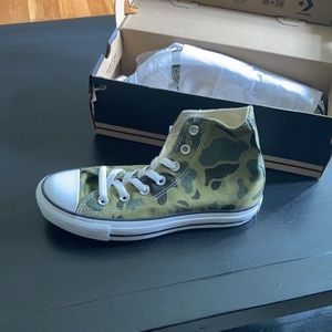 Converse high top camouflage sneaker women’s 7